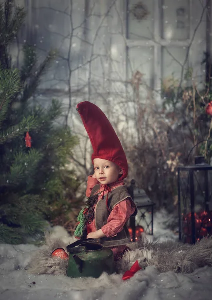 Pequeño gnomo de Navidad con gorra roja y chaleco . — Foto de Stock