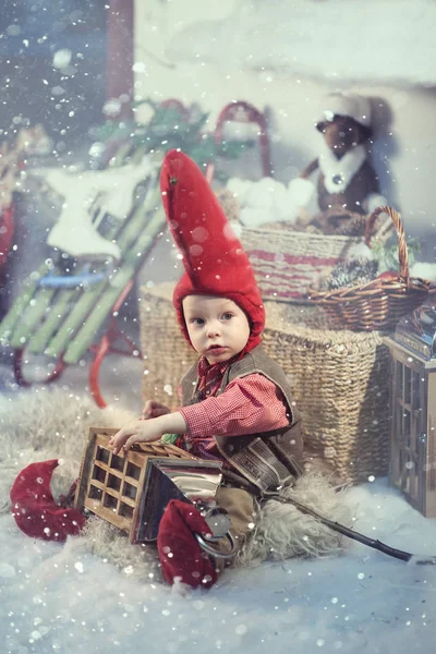 Pequeno gnomo de Natal em um boné vermelho e colete . — Fotografia de Stock