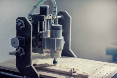 Küçük marangozluk makinesi. Ahşap işleme devam ediyor