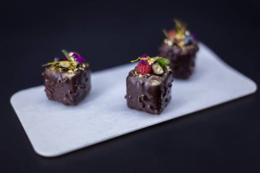 Çikolata ve böğürtlen dolu kare browniler..