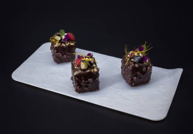 Çikolata ve böğürtlen dolu kare browniler..