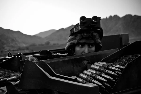 Kabul, afghanistan- ca. 2011. Fremdenlegionär während eines Kampfeinsatzes in seinem Gefechtsstand. — Stockfoto