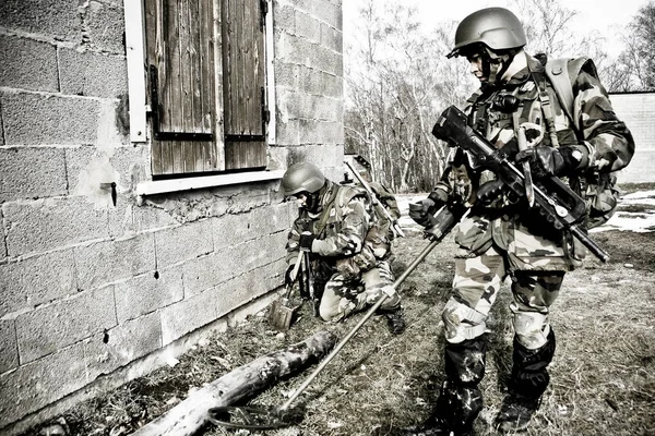 França, o centro de treinamento de uma legião estrangeira - por volta de 2011. Legionários estão estudando formas de detectar minas . — Fotografia de Stock