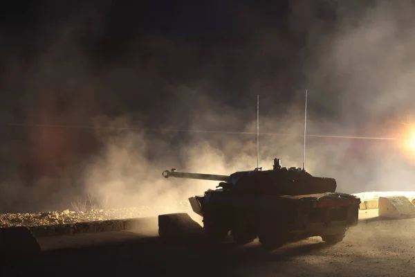 Franciaország, a képzési központ az Idegenlégió - kb., 2011. AMX-10 tartály éjszaka képzés égetés közben. — Stock Fotó