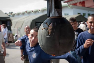 Kabil, Afganistan - yaklaşık, 2011. Çöl Kaplanı mücadele görevi sırasında dinlenme anında.