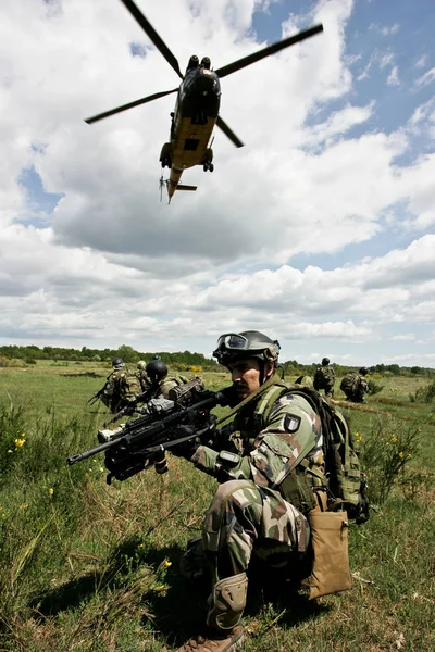 França, o centro de treinamento de uma legião estrangeira - por volta de 2011. Legionários durante o treinamento antes de uma missão de combate . — Fotografia de Stock