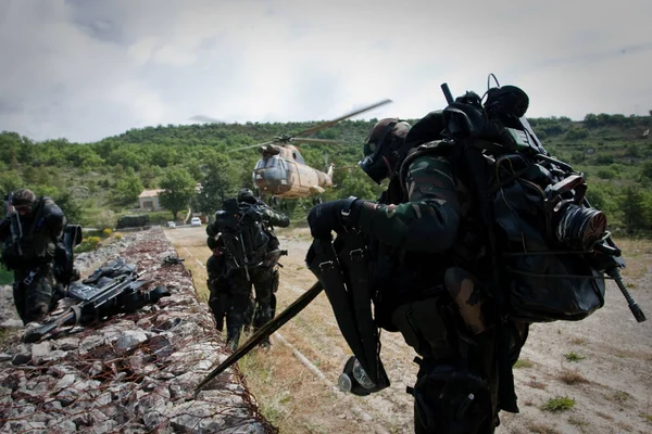 França, o centro de treinamento de uma legião estrangeira - por volta de 2011. Legionários durante o treinamento antes de uma missão de combate . — Fotografia de Stock