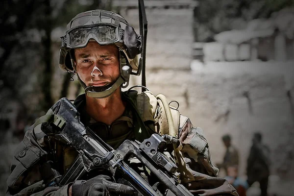 Cabul, Afeganistão - por volta de 2011. O legionário está de serviço durante uma missão de combate no Afeganistão . — Fotografia de Stock