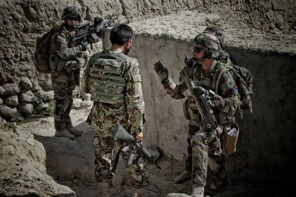 Кабул, Афганістан - в межах, 2011. Легіонерів вивчення місцевості для подальших дій під час боротьби з місії. — стокове фото