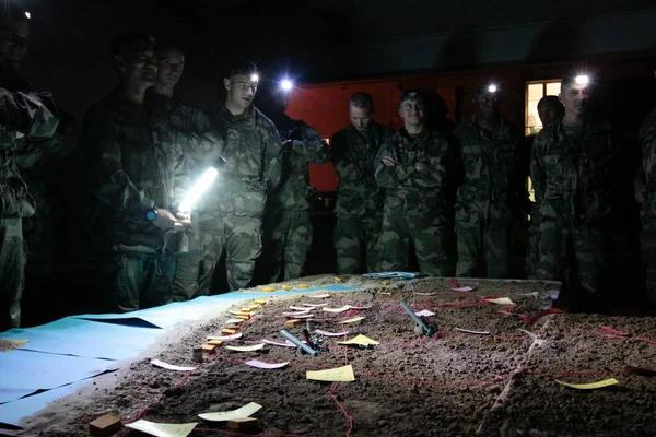 França, o centro de treinamento de uma legião estrangeira - por volta de 2011. Legionários realizam exercícios táticos no terreno . — Fotografia de Stock