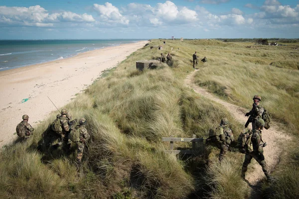 França, o centro de treinamento de uma legião estrangeira - por volta de 2011. Legionários realizam exercícios táticos no terreno . — Fotografia de Stock