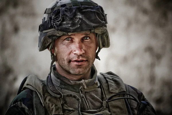 Cabul, Afeganistão - por volta de 2011. O legionário está de serviço durante uma missão de combate no Afeganistão . — Fotografia de Stock