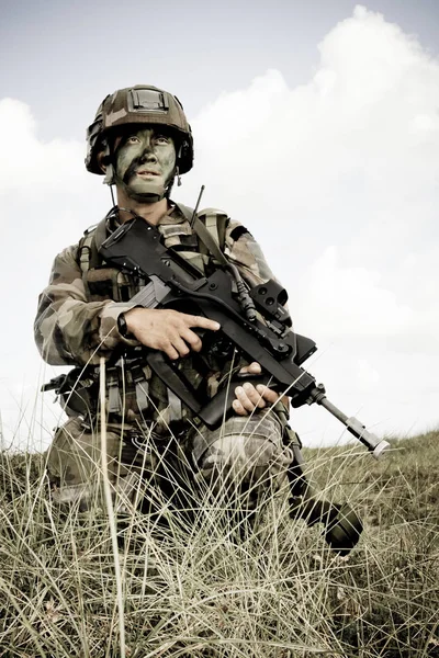 França, o centro de treinamento de uma legião estrangeira por volta de 2011.O legionário está de plantão durante uma missão de combate . — Fotografia de Stock