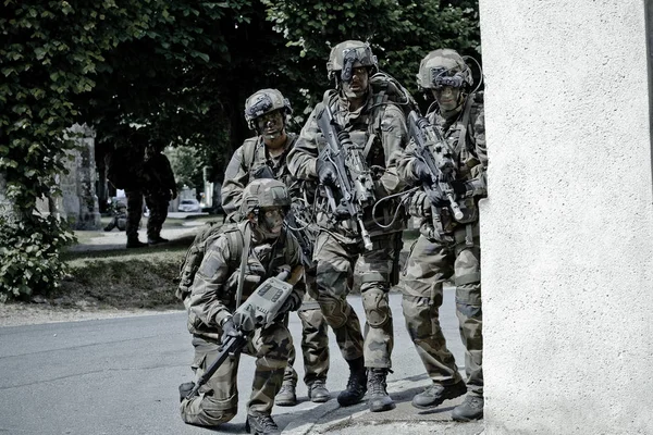 Francia, el centro de formación de una legión extranjera - circa, 2011. Legionarios realizan ejercicios tácticos sobre el terreno . —  Fotos de Stock