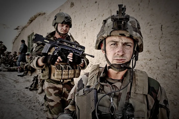Kábul, Afghánistán - 11. března 2011. Legionáři se zbraněmi během vojenské operace v Afghánistánu. — Stock fotografie