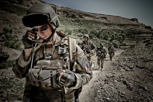 Szada - március 14, 2011. Légiós tanulmányozza a terepet további intézkedés során harci küldetés. — Stock Fotó