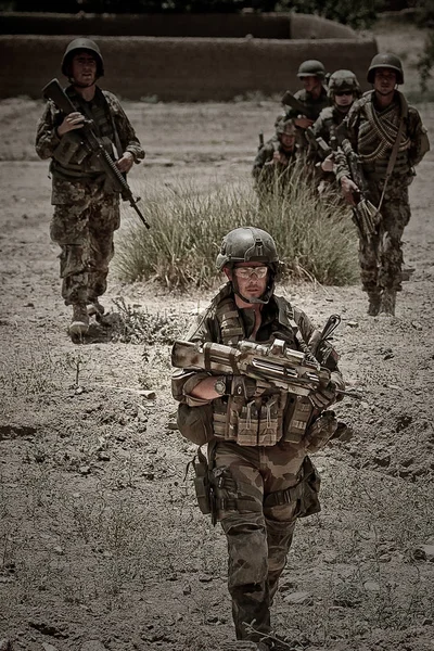 Kaboul, Afghanistan - 14 mars 2011. Les légionnaires étudient le terrain pour de nouvelles actions lors d'une mission de combat  . — Photo