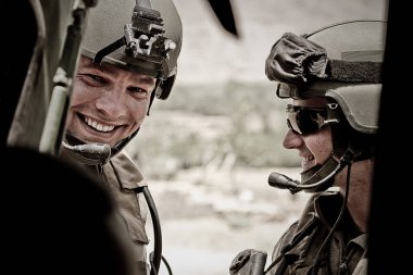 Kabil, Afganistan - 14 Mart 2011. Lejyonerler savaş işlemi sırasında bir helikopter uçuş önce .