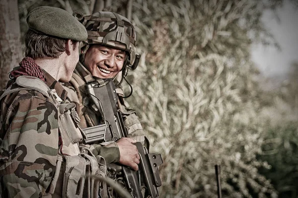 Kaboul, Afghanistan - 11 mars 2011. Légionnaires armés pendant l'opération militaire en Afghanistan . — Photo