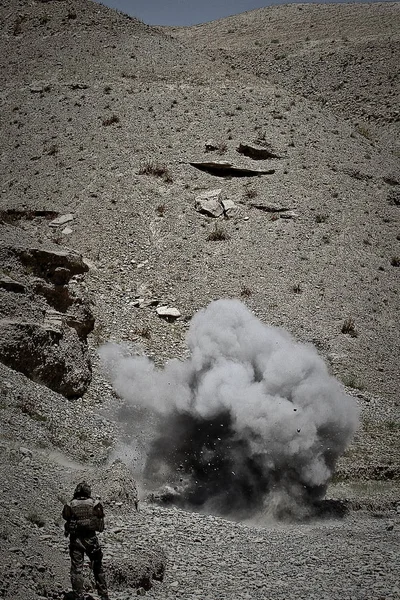 Szada - március 11-én 2011.Legionnairemakes egy robbanás során a művelet Afganisztánban. — Stock Fotó