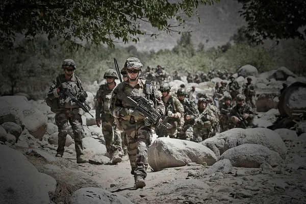 Kabul, afghanistan - 14. März 2011. Legionäre untersuchen das Gelände für weitere Aktionen während eines Kampfeinsatzes . — Stockfoto