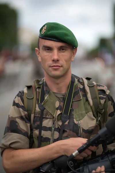 Frankrijk, Parijs - 14 juli 2011.Legionnaire fotograaf die voert de opnames van de parade op de Champs-Elysees. — Stockfoto