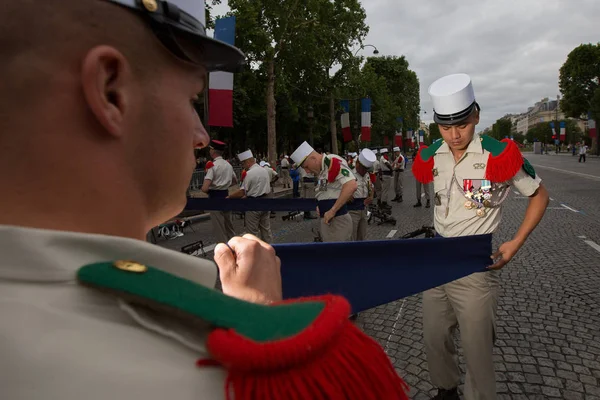 Frankrike, Paris - 14 juli 2011. Legionnairescarry ut de sista förberedelserna innan paraden på Champs Elysées — Stockfoto