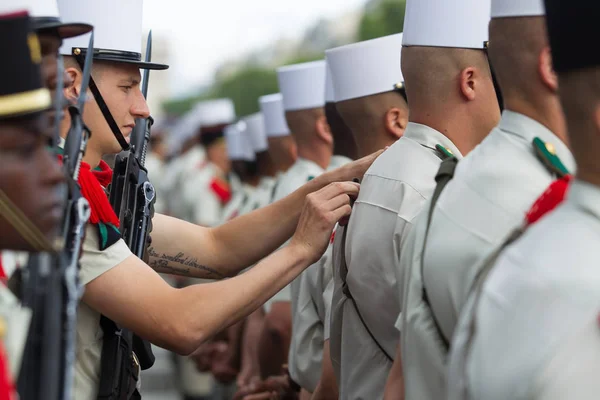 Fransa, Paris - 14 Temmuz 2011. Legionnairescarry Champs Elysees yürüyüşünden önce son hazırlıkları — Stok fotoğraf