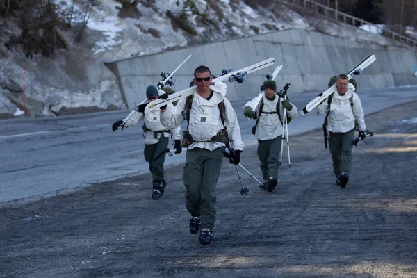 França, Alpes - 4 de dezembro de 2011. Legionários-sapadores durante o treinamento de montanha . — Fotografia de Stock