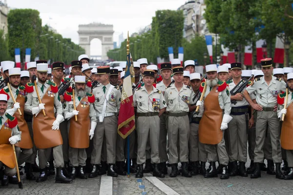 Paris. França. 14 de Julho de 2012. Pioneiros da legião estrangeira francesa antes do desfile sobre os Campos Elísios  . — Fotografia de Stock