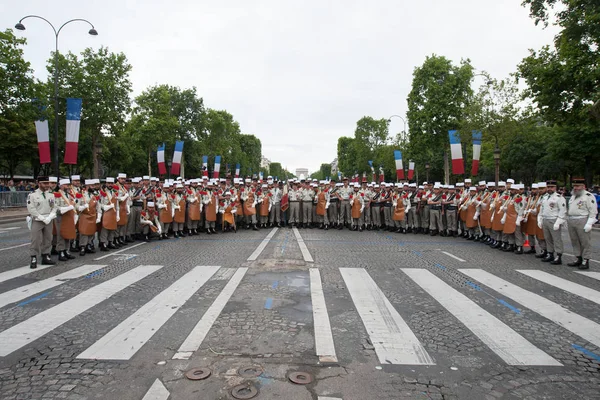 巴黎。法国。2012 年 7 月 14 日。法国外籍军团在香榭丽舍大街游行之前的先驱 . — 图库照片