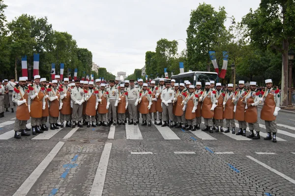 Párizs. Franciaország. Július 14-én, 2012. A Francia Idegenlégió előtt a felvonulás, a Champs-Élysées úttörői . — Stock Fotó