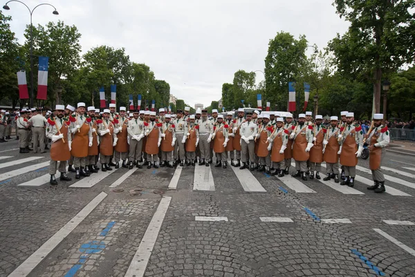 巴黎。法国。2012 年 7 月 14 日。法国外籍军团在香榭丽舍大街游行之前的先驱 . — 图库照片