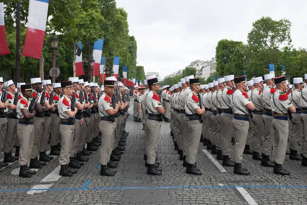 París. En Francia. 14 de julio de 2012. Las filas de los legionarios extranjeros durante el desfile sobre los Campos Elíseos  . — Foto de Stock