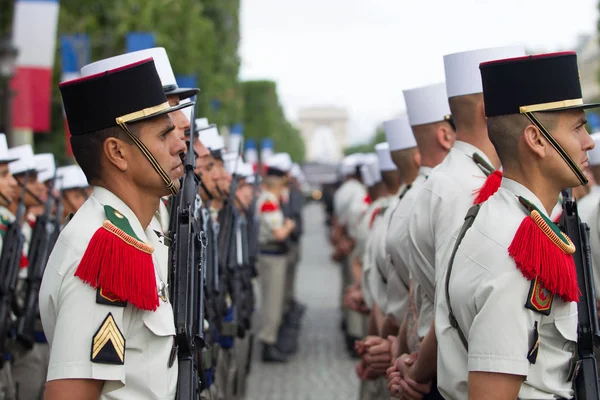 Paris. Frankrike. 14 juli 2012. Leden av de utländska legionärer under paraden tid på Champs Elysées . — Stockfoto