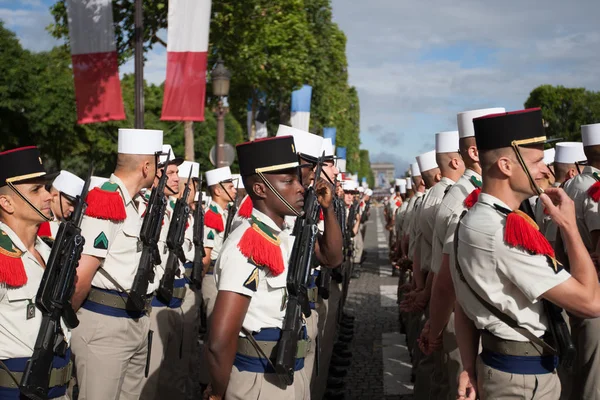 V Paříži. Francie. 14. července 2012. Hodnosti zahraniční legionáři během průvodu na Champs Elysees . — Stock fotografie