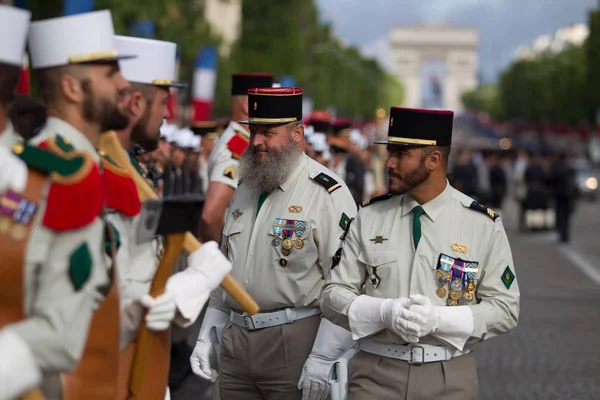Paris. Frankrike. 14 juli 2012. Leden av de utländska legionärer under paraden tid på Champs Elysées . — Stockfoto