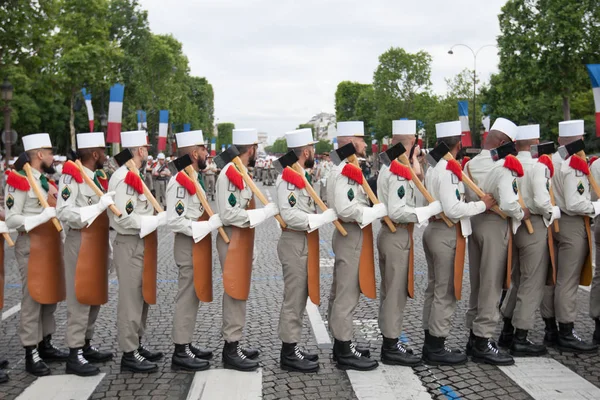 V Paříži. Francie. 14. července 2012. Průkopníci francouzské cizinecké legie během průvodu na Champs Elysees. — Stock fotografie