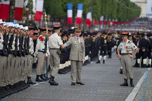 Paris, Frankrike - 14 juli 2012. Stabschefen av krigsmakten välkomnar legionärer under paraden. — Stockfoto