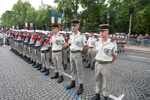 París. En Francia. 14 de julio de 2012. Las filas de los legionarios extranjeros durante el desfile sobre los Campos Elíseos en París . — Foto de Stock