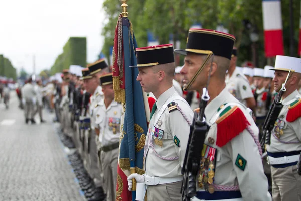 В Париж. Францию. 14 июля 2012 года. Ряды иностранных легионеров во время парада на Елисейских полях в Париже . — стоковое фото