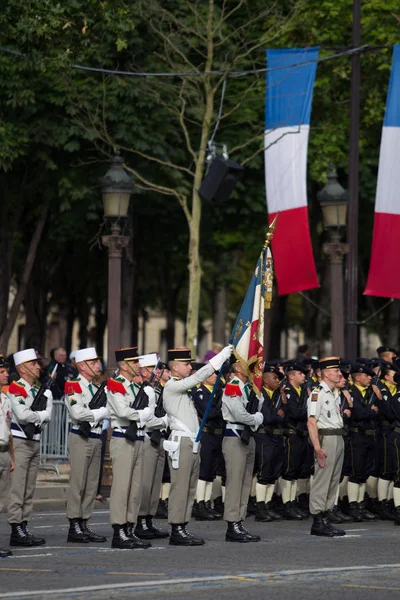 巴黎。法国。2012 年 7 月 14 日。外国军团游行期间在巴黎香榭丽舍大街的行列. — 图库照片
