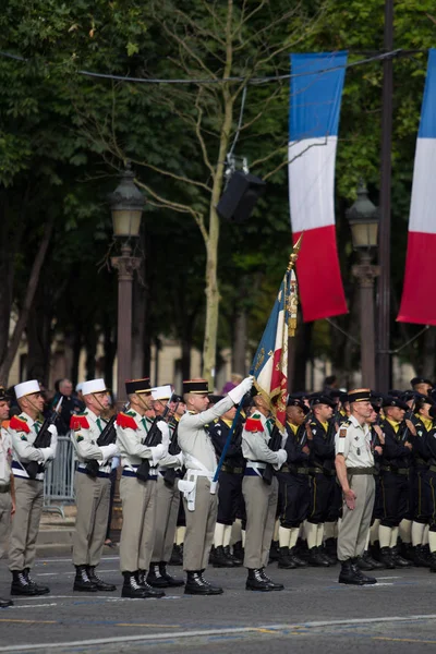 Paris. Frankrike. 14 juli 2012. Leden av de utländska legionärer under paraden tid på Champs Elysées i Paris. — Stockfoto