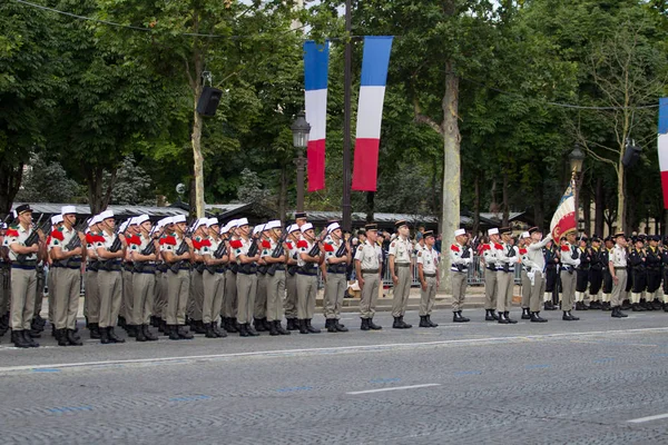 Paris. Frankrike. 14 juli 2012. Leden av de utländska legionärer under paraden tid på Champs Elysées i Paris. — Stockfoto