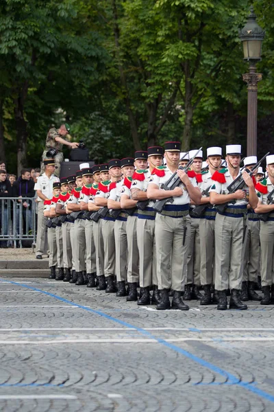 파리입니다. 프랑스. 7 월 14, 2012입니다. 파리의 샹젤리제에 퍼레이드 시간 동안 외국 legionaries의 순위. — 스톡 사진
