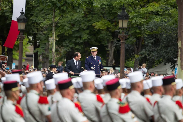 Párizs. Franciaország. Július 14-én, 2012. Francia elnök, Francois Hollande üdvözli a katonák és polgárok a felvonulás során. — Stock Fotó