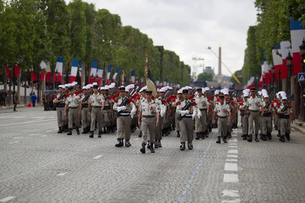París. En Francia. 14 de julio de 2012. Legionarios de la legión francesa marchan durante el desfile . — Foto de Stock
