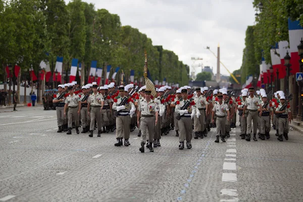 Paryż. Francja. 14 lipca 2012. Legionistów francuskiej Legii Cudzoziemskiej marca podczas parady. — Zdjęcie stockowe