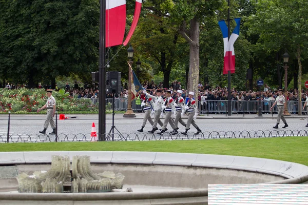 París. En Francia. 14 de julio de 2012. Legionarios de la legión francesa marchan durante el desfile . —  Fotos de Stock