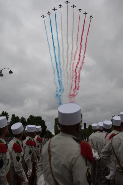 Paris. Frankrike. 14 juli 2012. Flygplan dekorera himlen i färgen på flaggan franska republikens. — Stockfoto